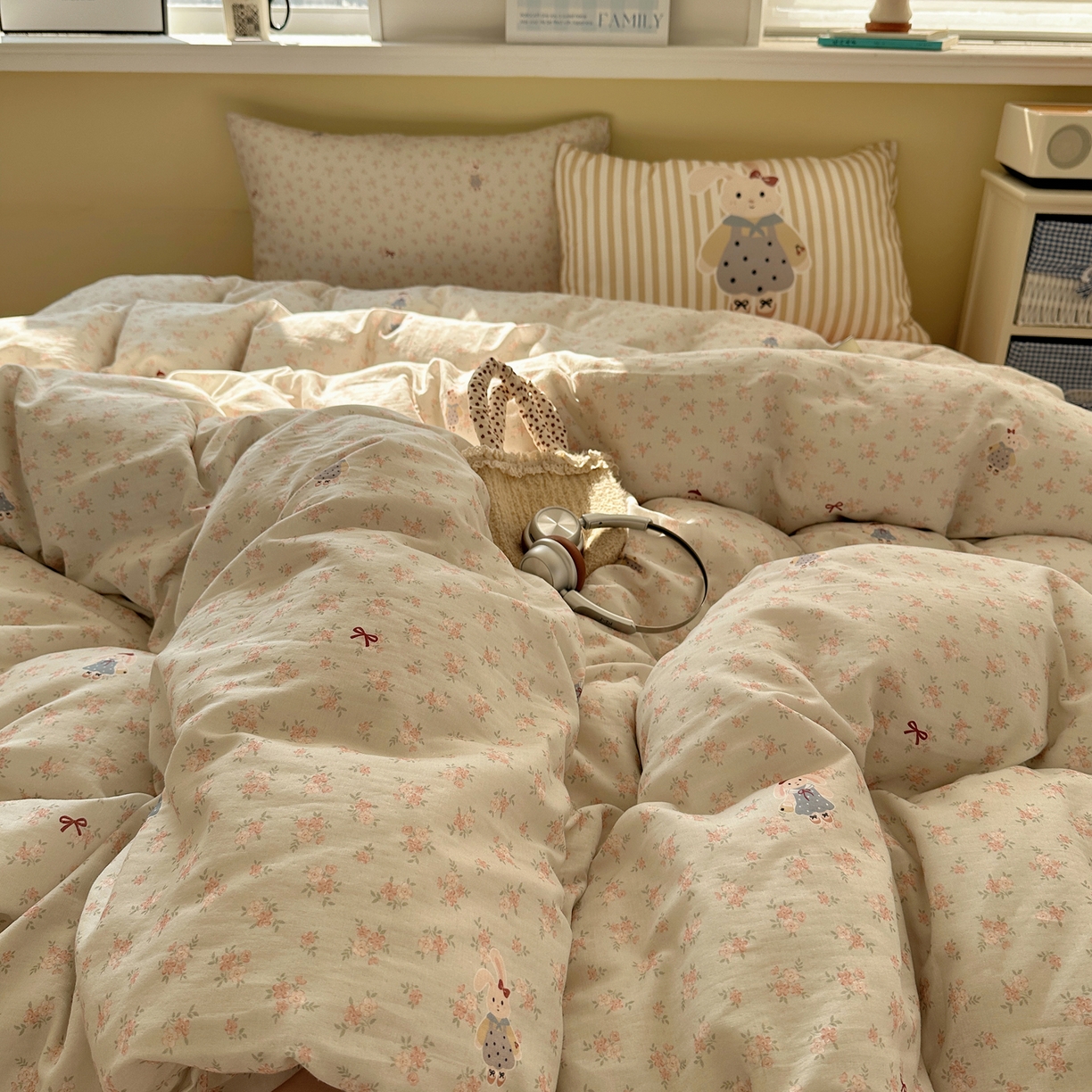 91家纺网 家纺一手货源 找家纺 耀悦家纺 2026新款双层纱全棉四件套大版枕套混搭款博主ins风格款纯棉四件套 碎花格兰兔