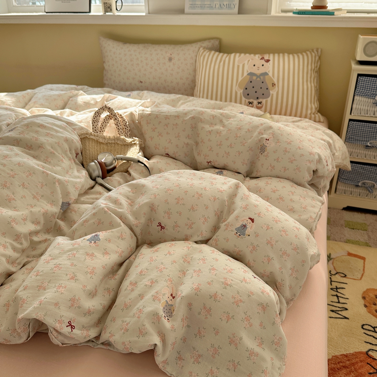 91家纺网 家纺一手货源 找家纺 耀悦家纺 2026新款双层纱全棉四件套大版枕套混搭款博主ins风格款纯棉四件套 碎花格兰兔