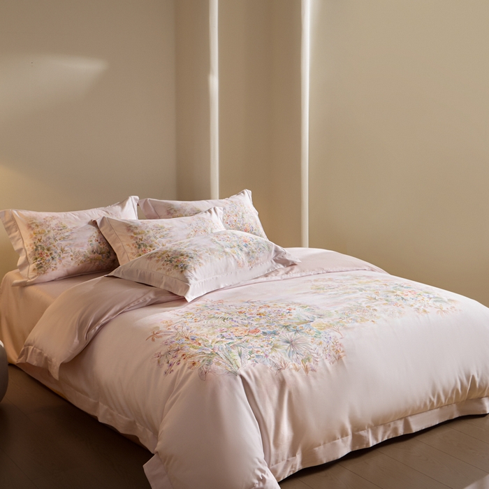 91家纺网 家纺一手货源 找家纺 U品汇 2026新品纯棉全棉平网大版数码印花四件套高端60支长绒棉贡缎埋绳宽边系列 浅芜（粉）