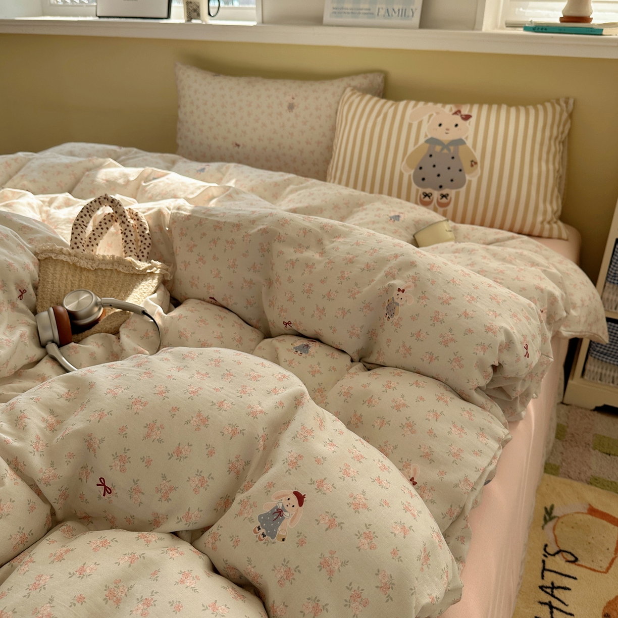 91家纺网 家纺一手货源 找家纺 耀悦家纺 2026新款双层纱全棉四件套大版枕套混搭款博主ins风格款纯棉四件套 碎花格兰兔