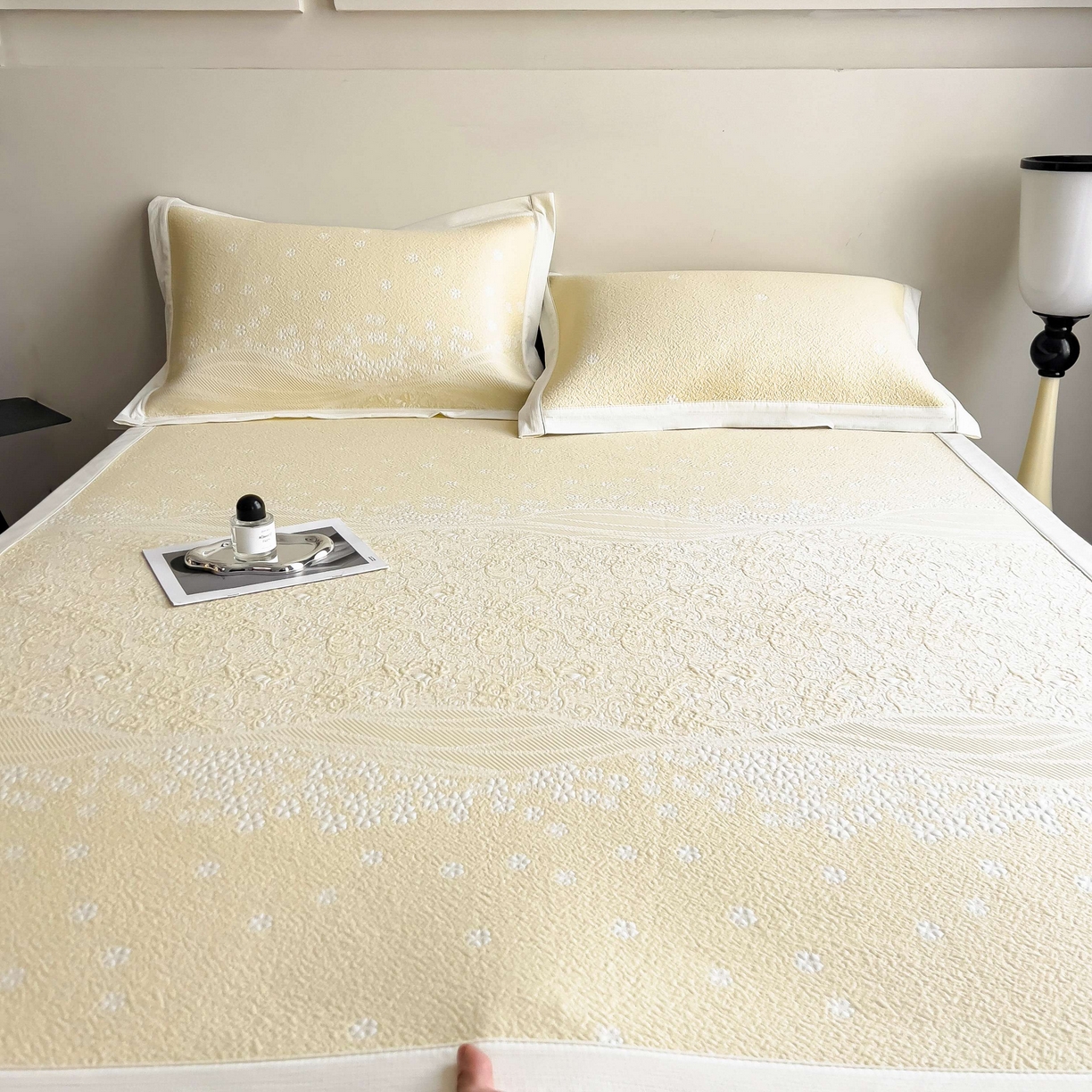 91家纺网 家纺一手货源 找家纺 孩子王家纺 2026春夏新款PE乙纶学生宿舍高克重凉感值过0.21冰豆豆席凉感席子凉席席子 花园淡雅黄 床单款