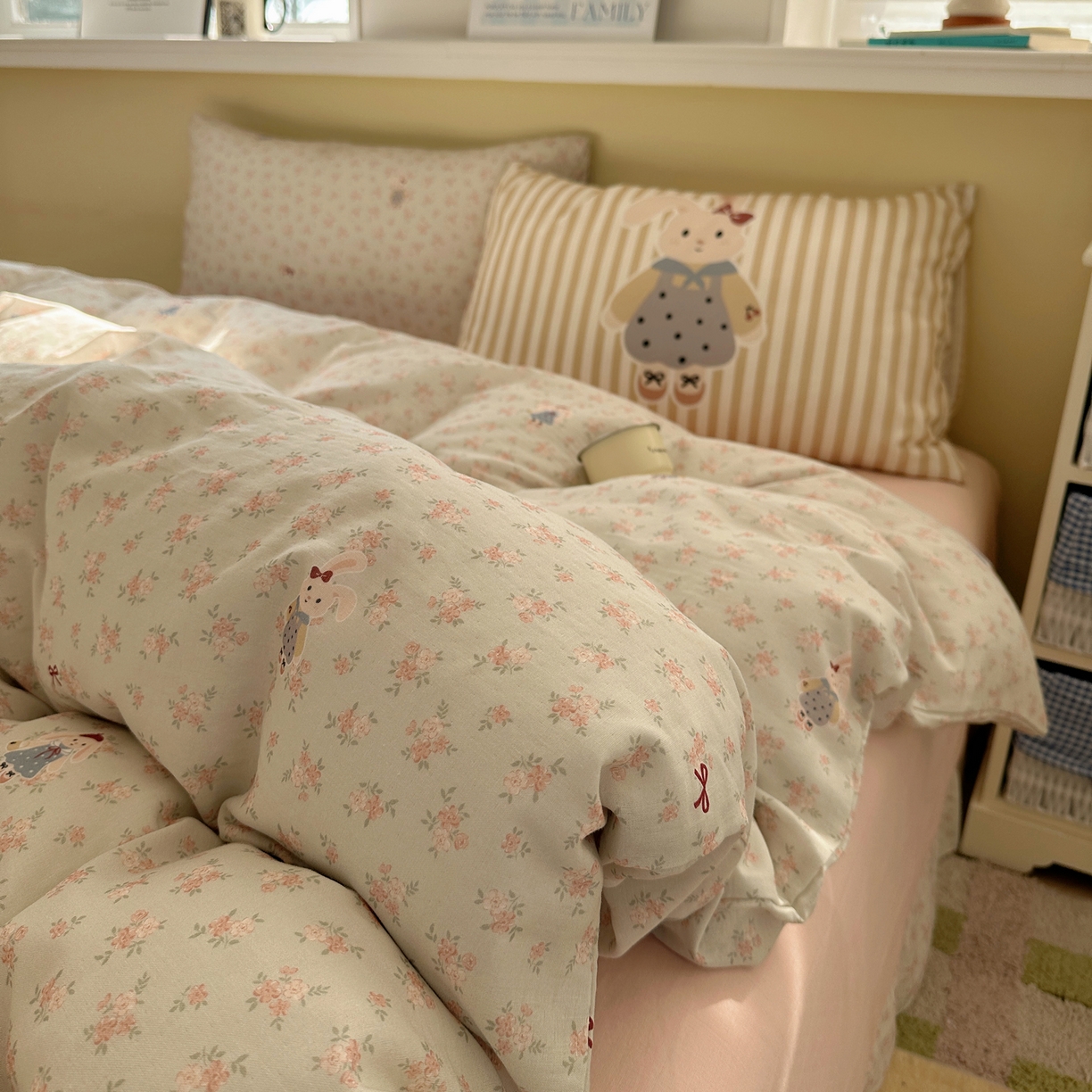 91家纺网 家纺一手货源 找家纺 耀悦家纺 2026新款双层纱全棉四件套大版枕套混搭款博主ins风格款纯棉四件套 碎花格兰兔