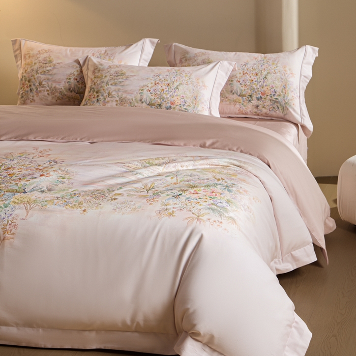 91家纺网 家纺一手货源 找家纺 U品汇 2026新品纯棉全棉平网大版数码印花四件套高端60支长绒棉贡缎埋绳宽边系列 浅芜（粉）