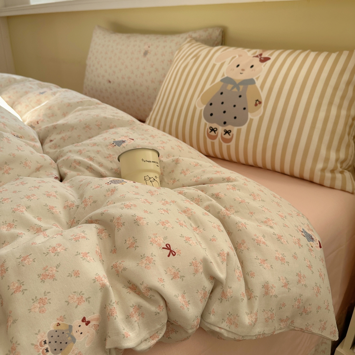 91家纺网 家纺一手货源 找家纺 耀悦家纺 2026新款双层纱全棉四件套大版枕套混搭款博主ins风格款纯棉四件套 碎花格兰兔