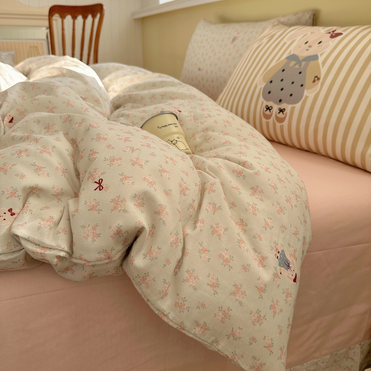 91家纺网 家纺一手货源 找家纺 耀悦家纺 2026新款双层纱全棉四件套大版枕套混搭款博主ins风格款纯棉四件套 碎花格兰兔