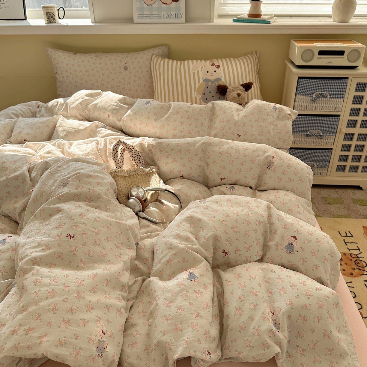 91家纺网 家纺一手货源 找家纺 耀悦家纺 2026新款双层纱全棉四件套大版枕套混搭款博主ins风格款纯棉四件套 碎花格兰兔