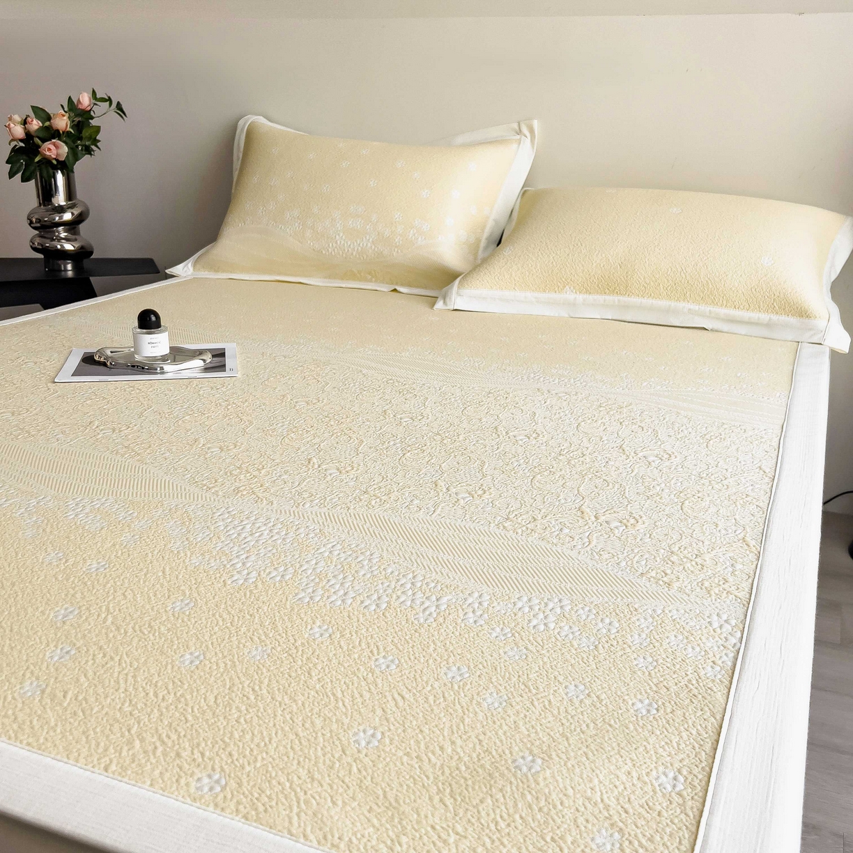 91家纺网 家纺一手货源 找家纺 孩子王家纺 2026春夏新款PE乙纶学生宿舍高克重凉感值过0.21冰豆豆席凉感席子凉席席子 花园淡雅黄 床单款