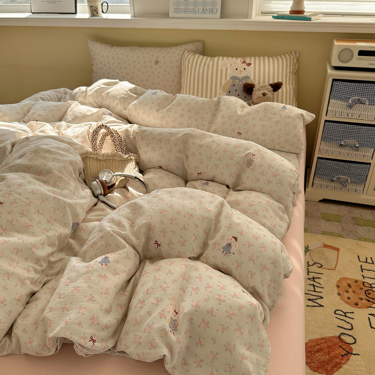 91家纺网 家纺一手货源 找家纺 耀悦家纺 2026新款双层纱全棉四件套大版枕套混搭款博主ins风格款纯棉四件套 碎花格兰兔