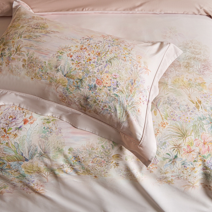 91家纺网 家纺一手货源 找家纺 U品汇 2026新品纯棉全棉平网大版数码印花四件套高端60支长绒棉贡缎埋绳宽边系列 浅芜（粉）