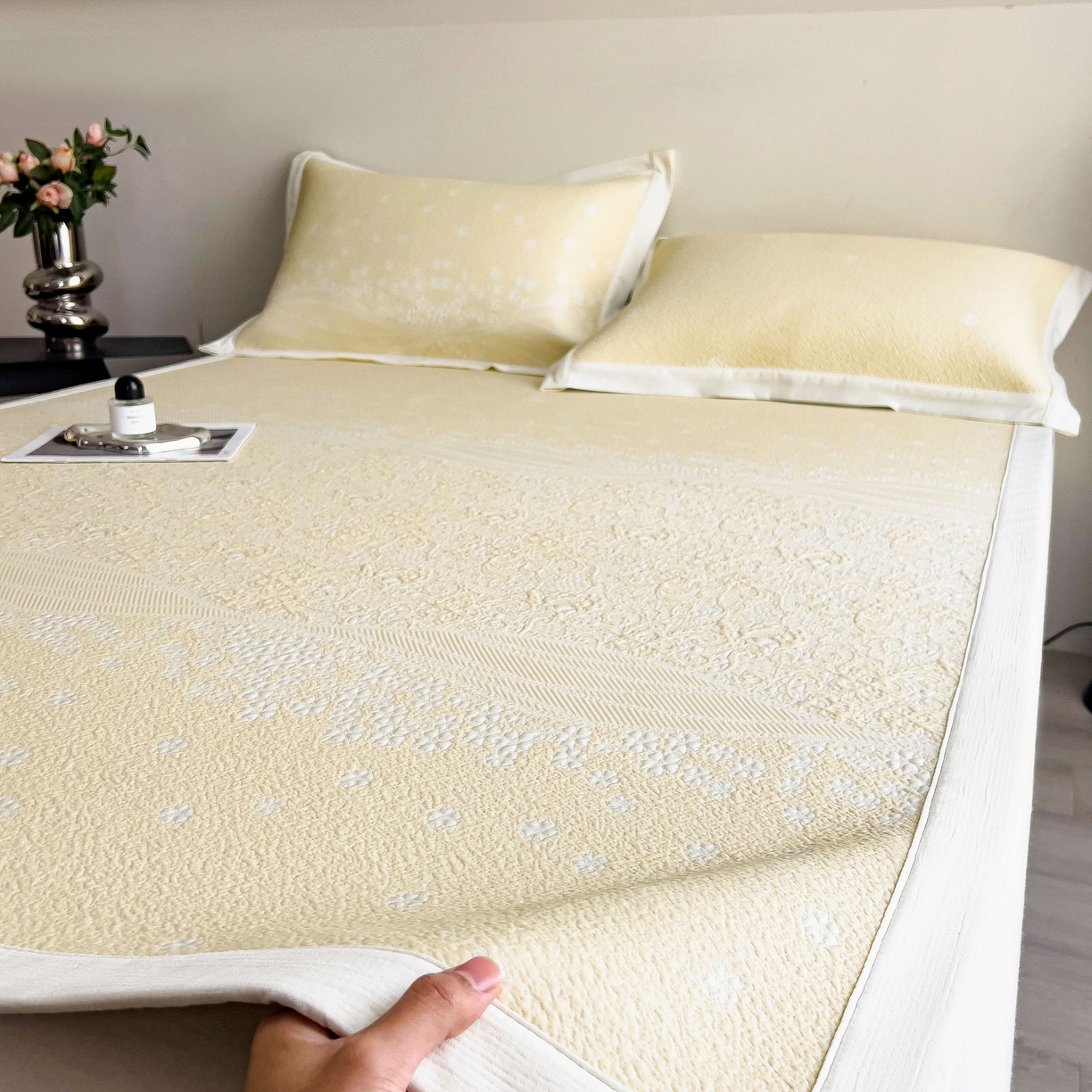 91家纺网 家纺一手货源 找家纺 孩子王家纺 2026春夏新款PE乙纶学生宿舍高克重凉感值过0.21冰豆豆席凉感席子凉席席子 花园淡雅黄 床单款