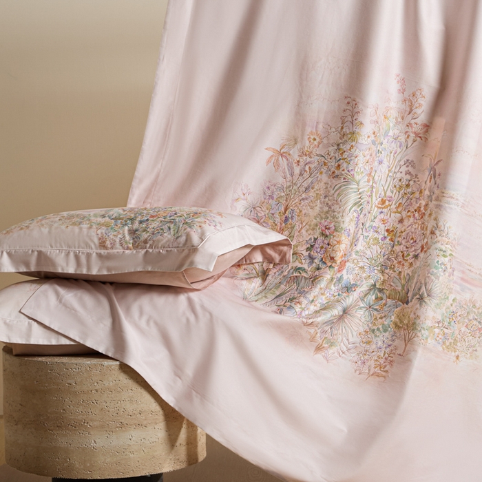 91家纺网 家纺一手货源 找家纺 U品汇 2026新品纯棉全棉平网大版数码印花四件套高端60支长绒棉贡缎埋绳宽边系列 浅芜（粉）