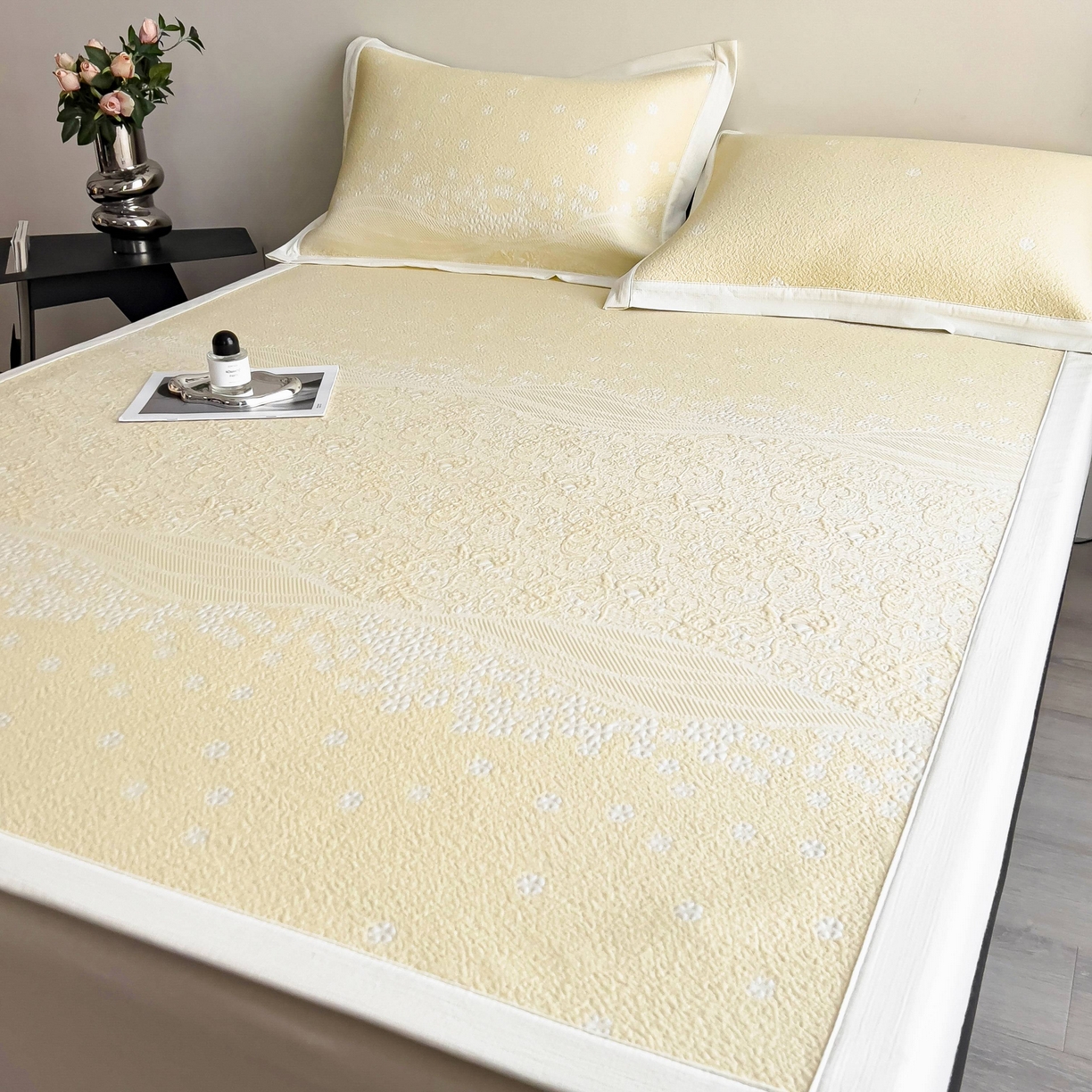 91家纺网 家纺一手货源 找家纺 孩子王家纺 2026春夏新款PE乙纶学生宿舍高克重凉感值过0.21冰豆豆席凉感席子凉席席子 花园淡雅黄 床单款