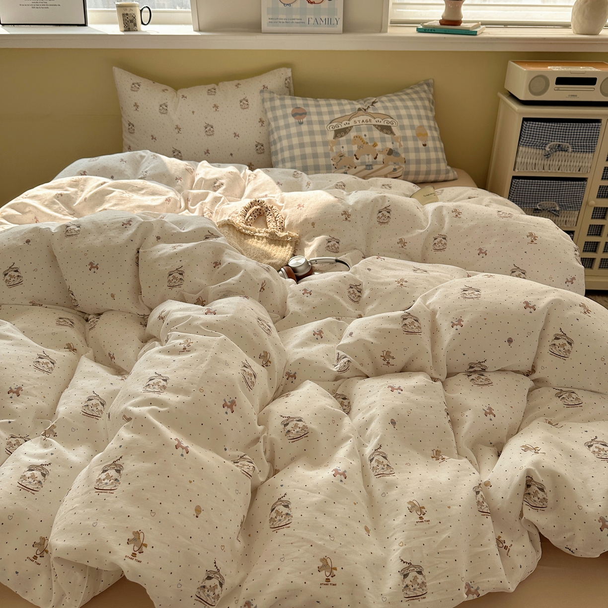 91家纺网 家纺一手货源 找家纺 耀悦家纺 2026新款双层纱全棉四件套大版枕套混搭款博主ins风格款纯棉四件套 旋转木马游乐园