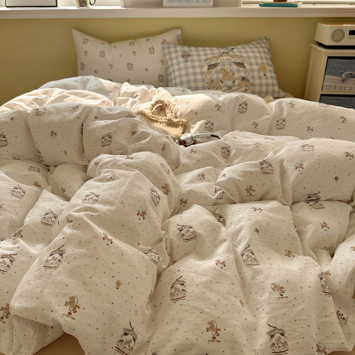 91家纺网 家纺一手货源 找家纺 耀悦家纺 2026新款双层纱全棉四件套大版枕套混搭款博主ins风格款纯棉四件套 旋转木马游乐园