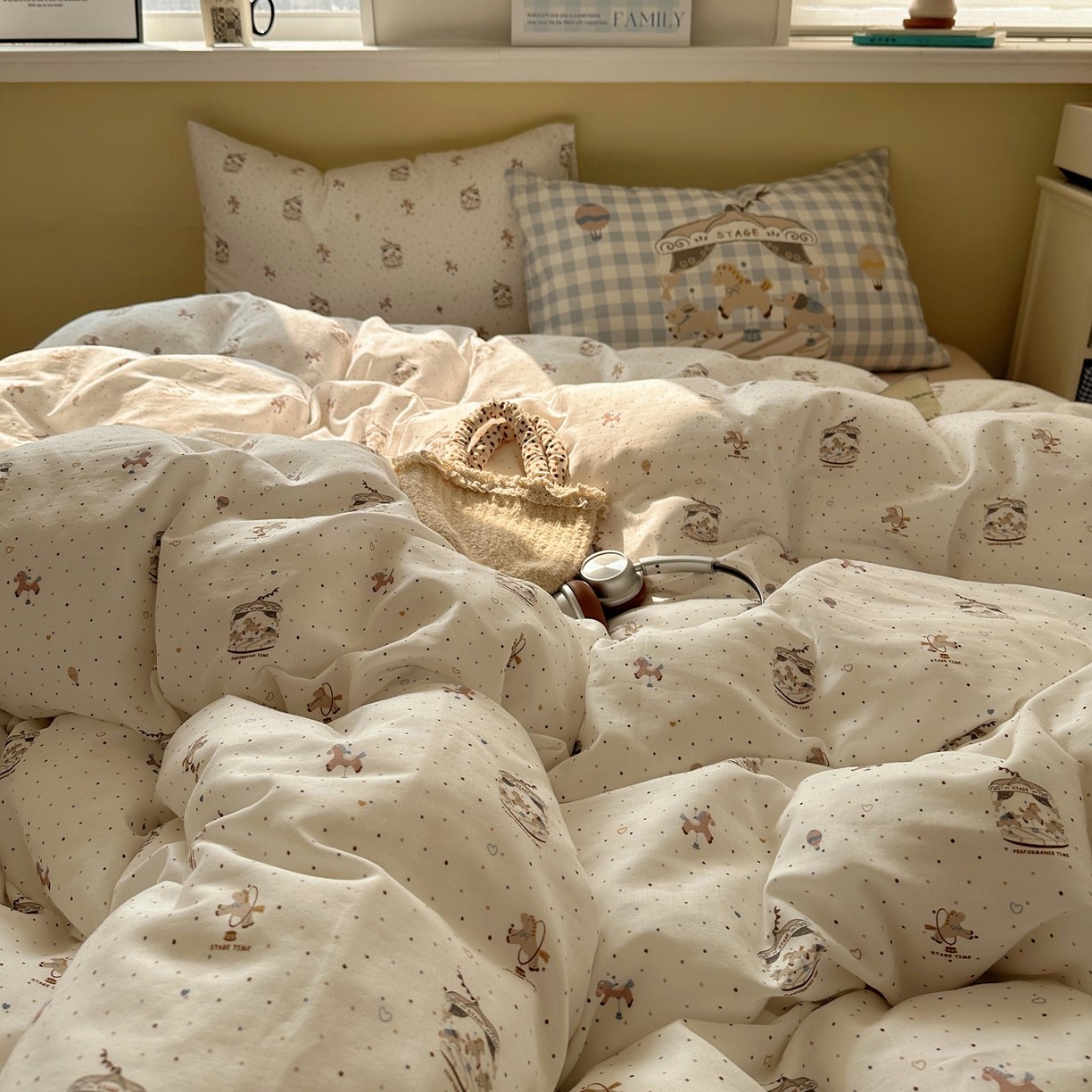 91家纺网 家纺一手货源 找家纺 耀悦家纺 2026新款双层纱全棉四件套大版枕套混搭款博主ins风格款纯棉四件套 旋转木马游乐园