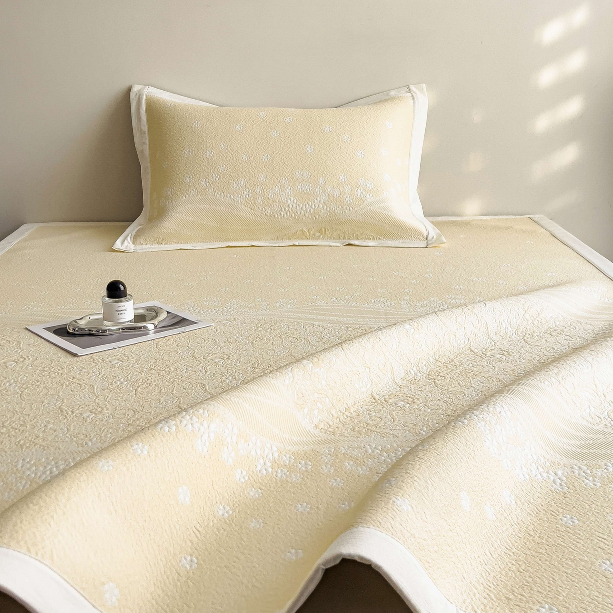 91家纺网 家纺一手货源 找家纺 孩子王家纺 2026春夏新款PE乙纶学生宿舍高克重凉感值过0.21冰豆豆席凉感席子凉席席子 花园淡雅黄 床单款