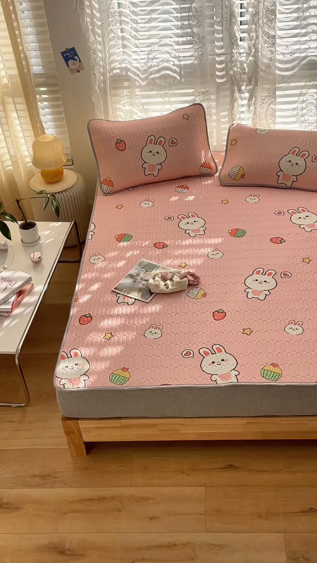 91家纺网 家纺一手货源 找家纺 优雅星家纺 2026新款凉感丝印花乳胶凉席 仔仔兔