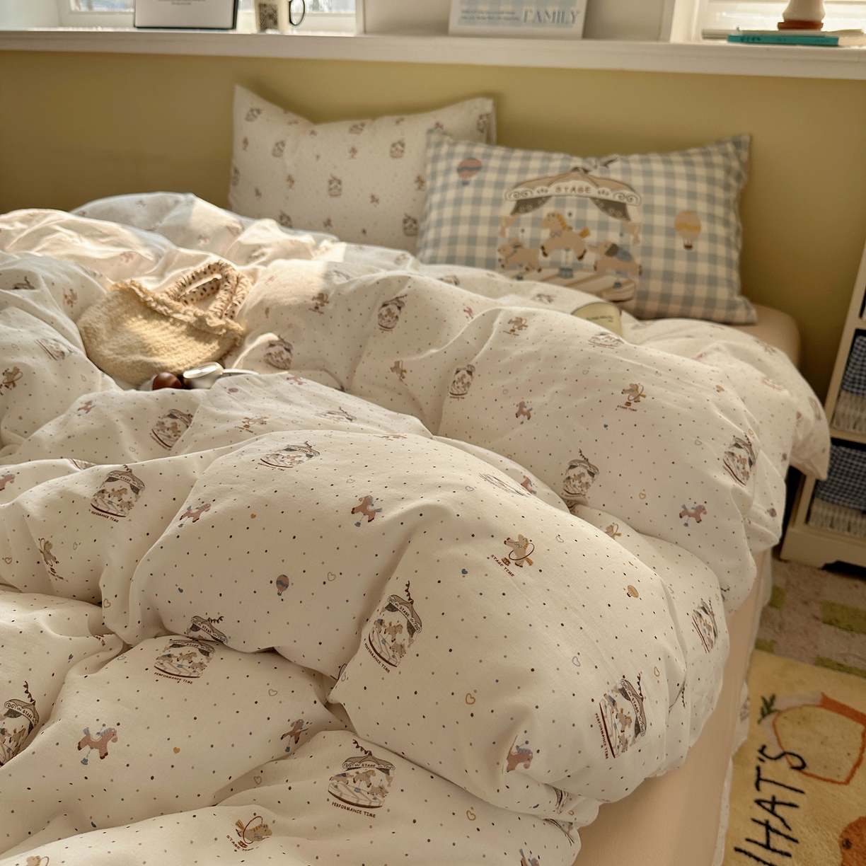 91家纺网 家纺一手货源 找家纺 耀悦家纺 2026新款双层纱全棉四件套大版枕套混搭款博主ins风格款纯棉四件套 旋转木马游乐园