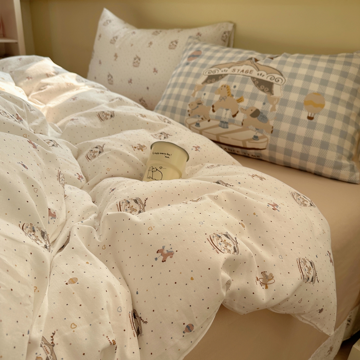 91家纺网 家纺一手货源 找家纺 耀悦家纺 2026新款双层纱全棉四件套大版枕套混搭款博主ins风格款纯棉四件套 旋转木马游乐园