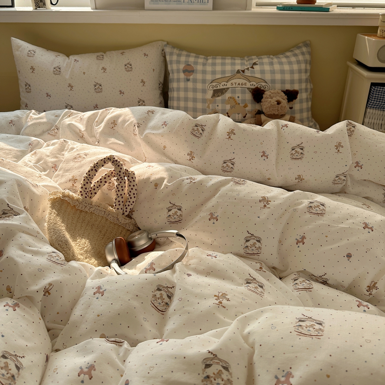 91家纺网 家纺一手货源 找家纺 耀悦家纺 2026新款双层纱全棉四件套大版枕套混搭款博主ins风格款纯棉四件套 旋转木马游乐园