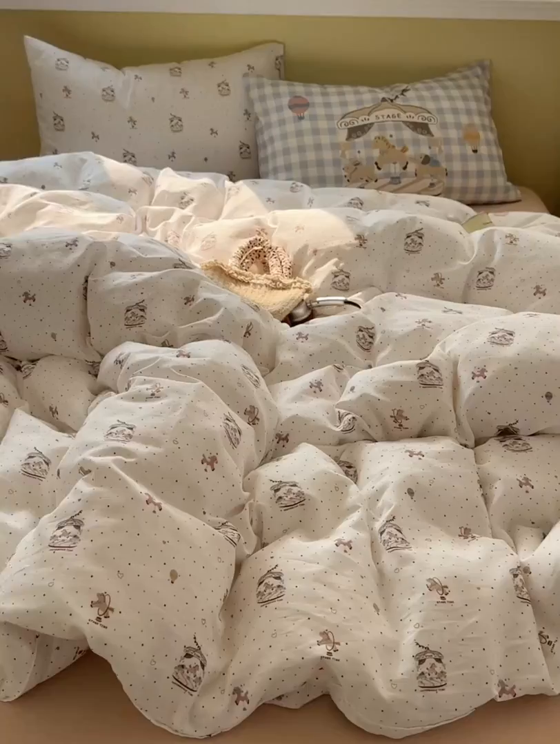 91家纺网 家纺一手货源 找家纺 耀悦家纺 2026新款双层纱全棉四件套大版枕套混搭款博主ins风格款纯棉四件套 旋转木马游乐园