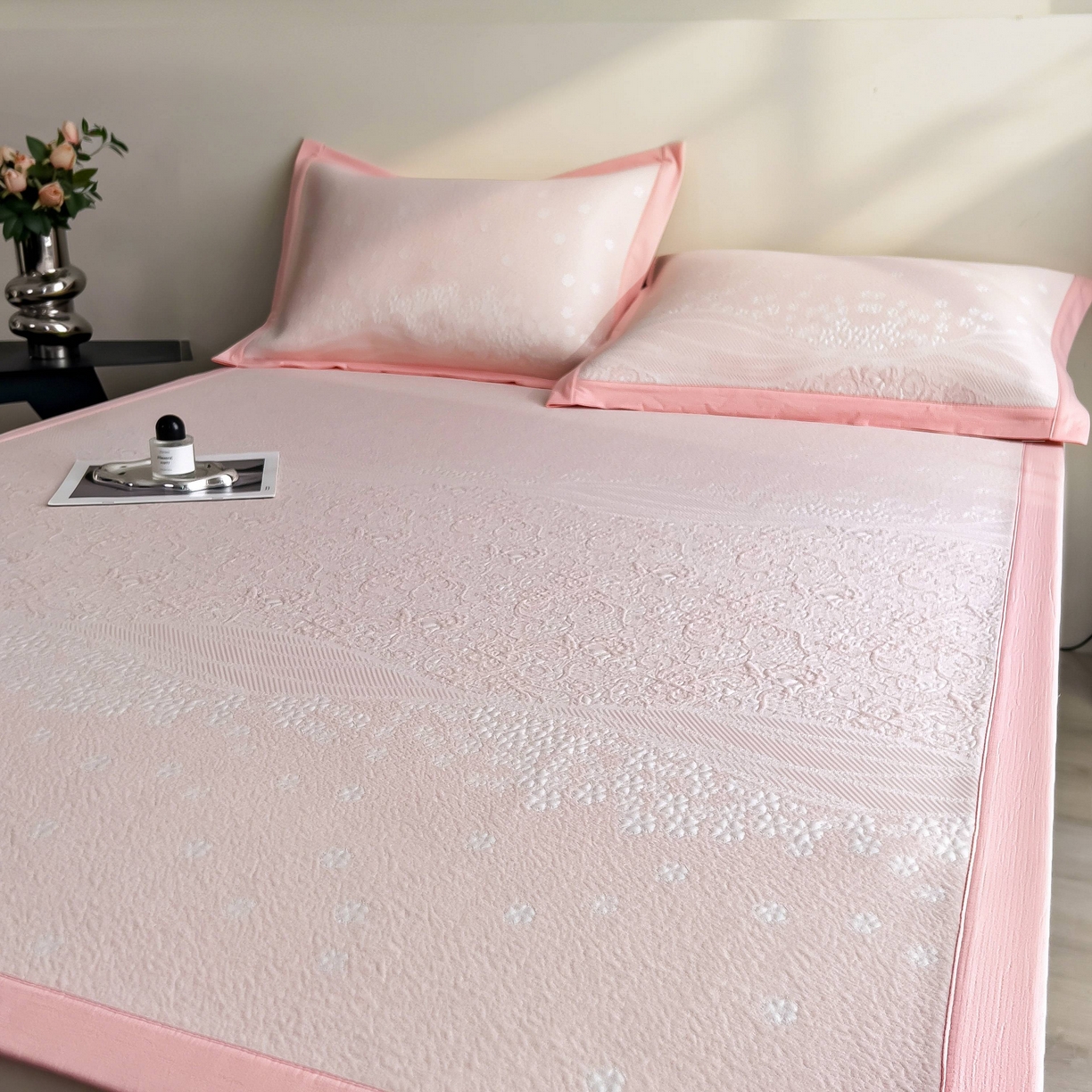 91家纺网 家纺一手货源 找家纺 孩子王家纺 2026春夏新款PE乙纶学生宿舍高克重凉感值过0.21冰豆豆席凉感席子凉席席子 花园蜜裸粉 床单款