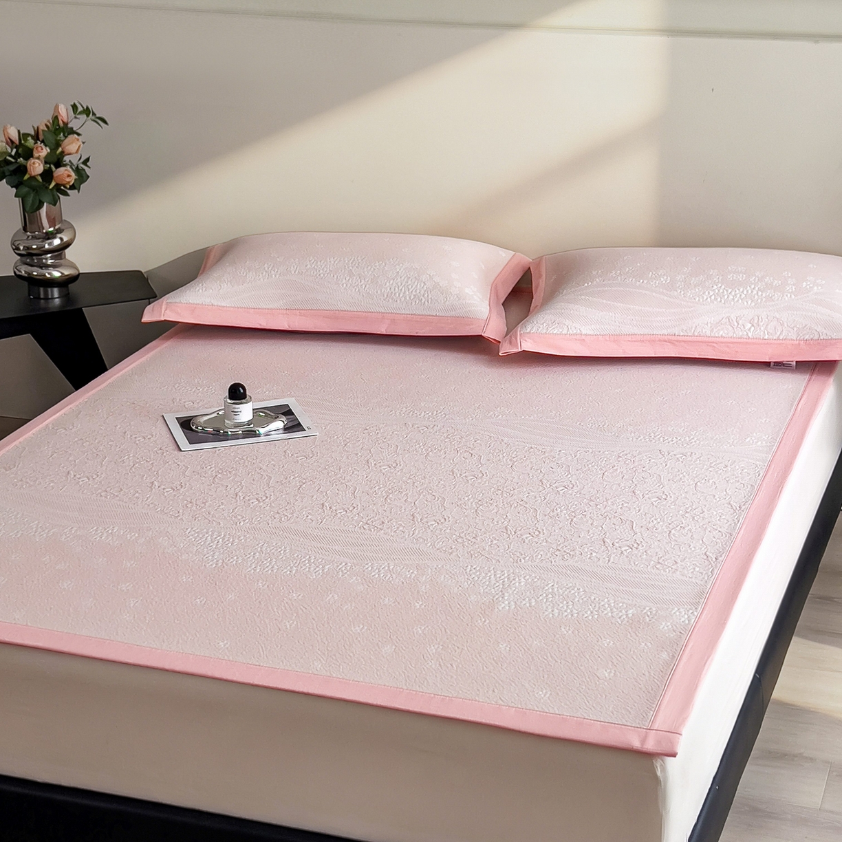 91家纺网 家纺一手货源 找家纺 孩子王家纺 2026春夏新款PE乙纶学生宿舍高克重凉感值过0.21冰豆豆席凉感席子凉席席子 花园蜜裸粉 床单款