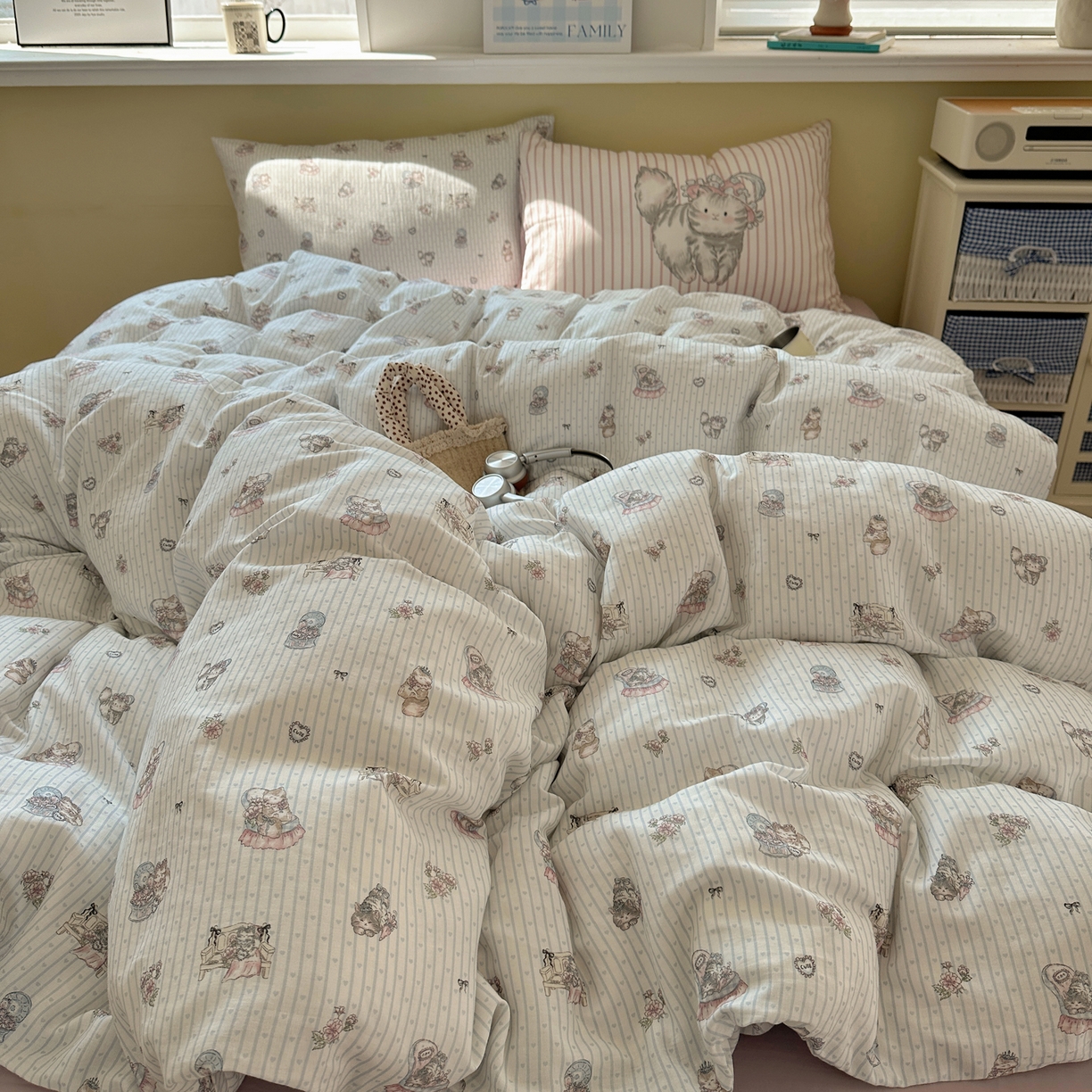 91家纺网 家纺一手货源 找家纺 耀悦家纺 2026新款双层纱全棉四件套大版枕套混搭款博主ins风格款纯棉四件套 优雅布偶猫