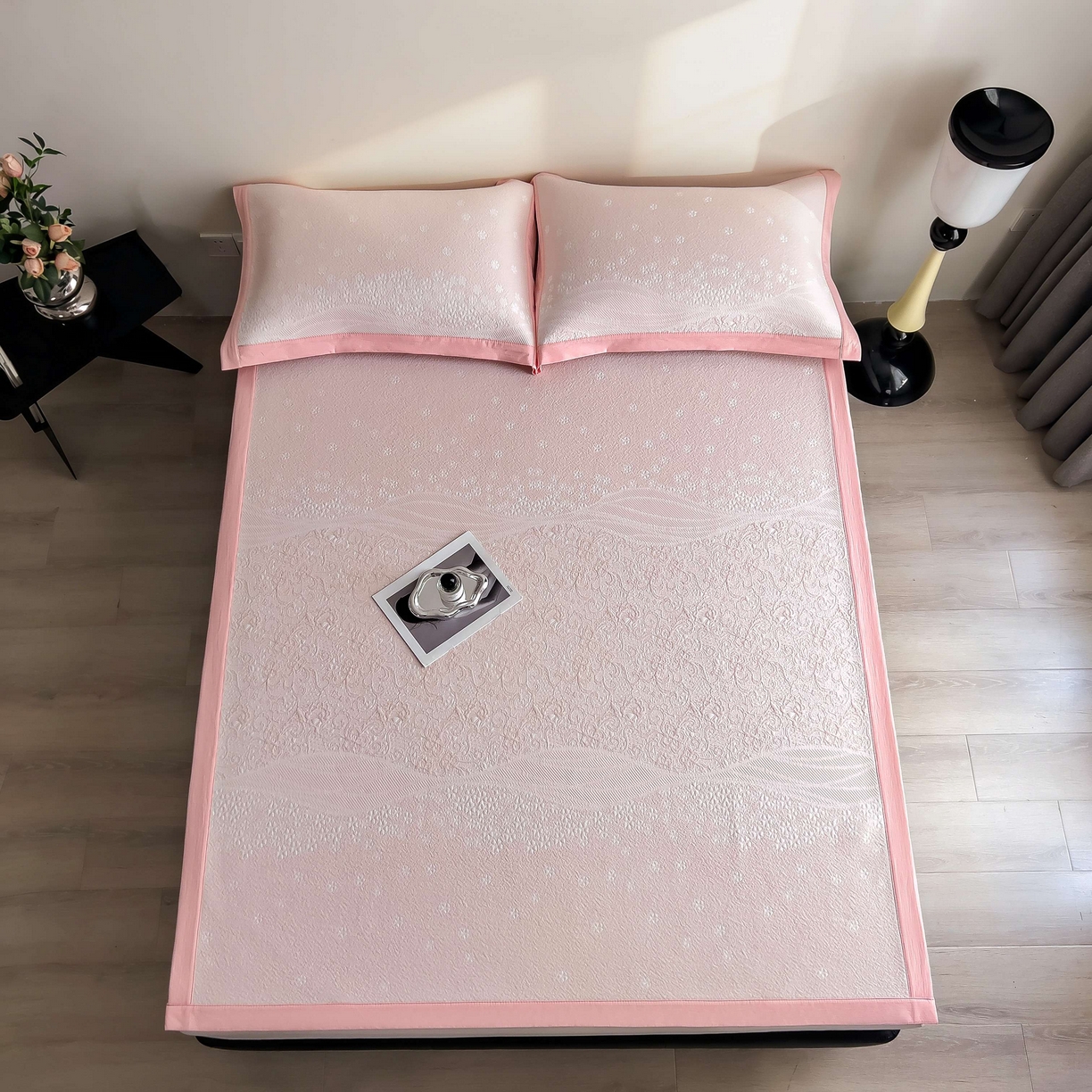 91家纺网 家纺一手货源 找家纺 孩子王家纺 2026春夏新款PE乙纶学生宿舍高克重凉感值过0.21冰豆豆席凉感席子凉席席子 花园蜜裸粉 床单款