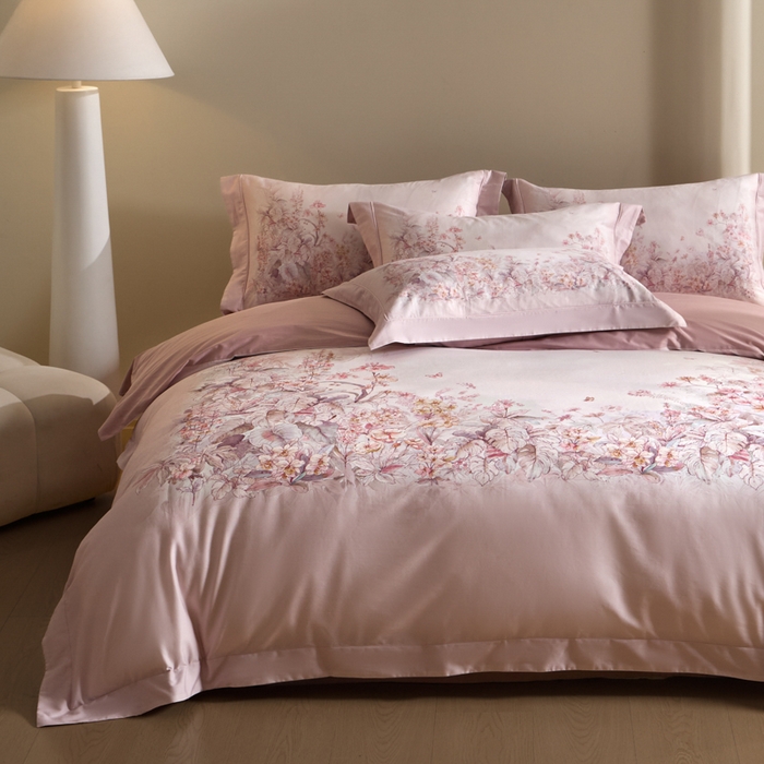 91家纺网 家纺一手货源 找家纺 U品汇 2026新品纯棉全棉平网大版数码印花四件套高端60支长绒棉贡缎埋绳宽边系列 轻烟蝶薇（豆沙粉）