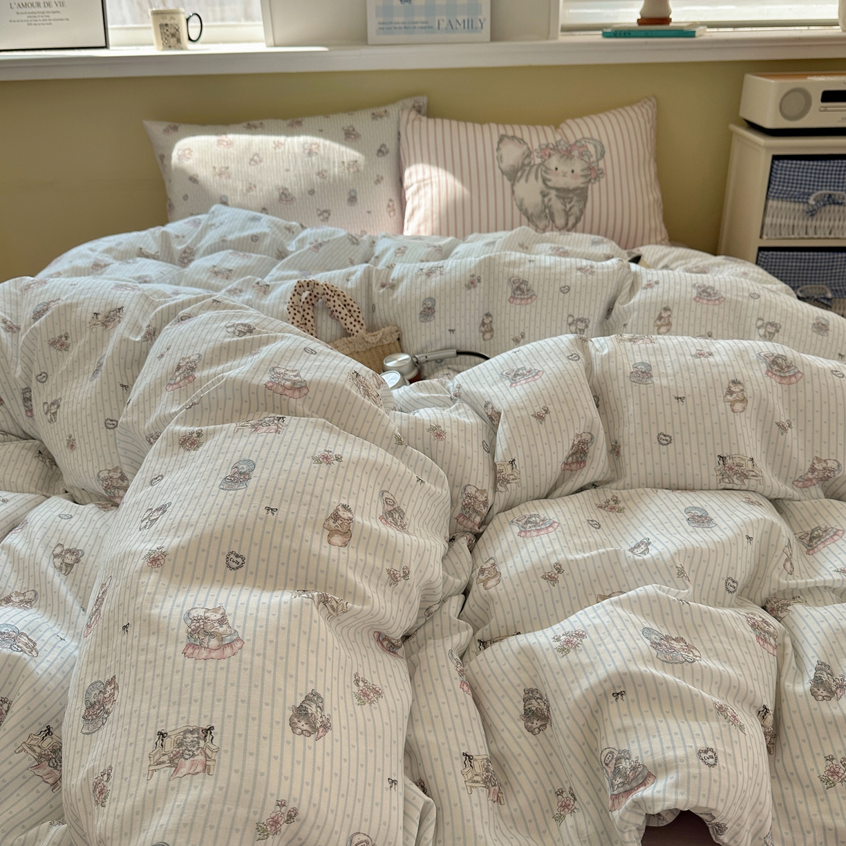 91家纺网 家纺一手货源 找家纺 耀悦家纺 2026新款双层纱全棉四件套大版枕套混搭款博主ins风格款纯棉四件套 优雅布偶猫