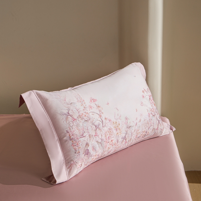 91家纺网 家纺一手货源 找家纺 U品汇 2026新品纯棉全棉平网大版数码印花四件套高端60支长绒棉贡缎埋绳宽边系列 轻烟蝶薇（豆沙粉）