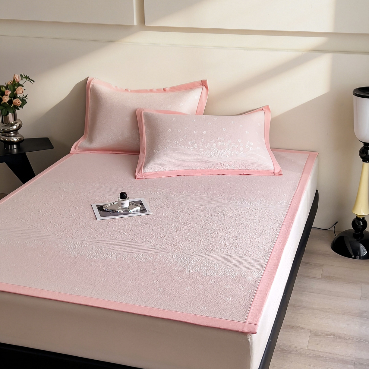 91家纺网 家纺一手货源 找家纺 孩子王家纺 2026春夏新款PE乙纶学生宿舍高克重凉感值过0.21冰豆豆席凉感席子凉席席子 花园蜜裸粉 床单款