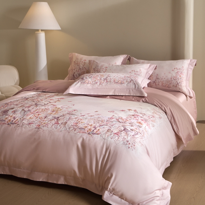 91家纺网 家纺一手货源 找家纺 U品汇 2026新品纯棉全棉平网大版数码印花四件套高端60支长绒棉贡缎埋绳宽边系列 轻烟蝶薇（豆沙粉）