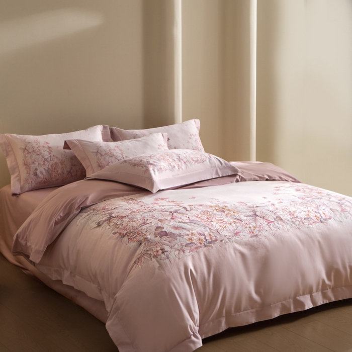 91家纺网 家纺一手货源 找家纺 U品汇 2026新品纯棉全棉平网大版数码印花四件套高端60支长绒棉贡缎埋绳宽边系列 轻烟蝶薇（豆沙粉）