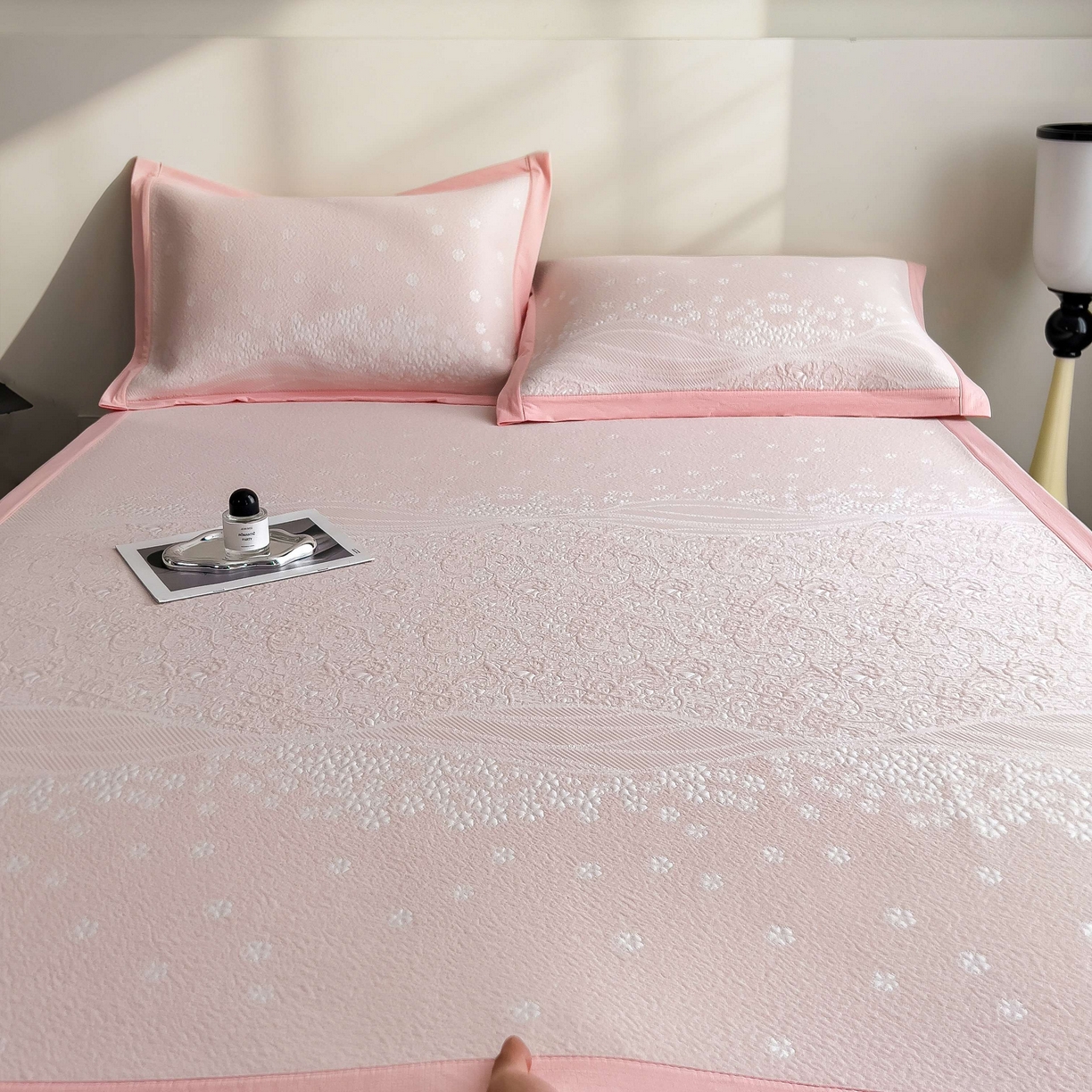 91家纺网 家纺一手货源 找家纺 孩子王家纺 2026春夏新款PE乙纶学生宿舍高克重凉感值过0.21冰豆豆席凉感席子凉席席子 花园蜜裸粉 床单款