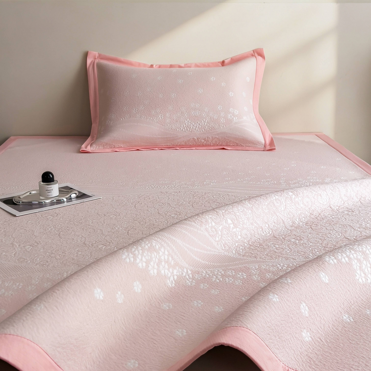 91家纺网 家纺一手货源 找家纺 孩子王家纺 2026春夏新款PE乙纶学生宿舍高克重凉感值过0.21冰豆豆席凉感席子凉席席子 花园蜜裸粉 床单款