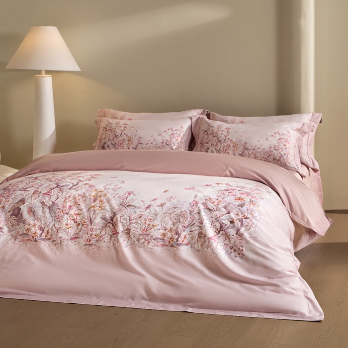 91家纺网 家纺一手货源 找家纺 U品汇 2026新品纯棉全棉平网大版数码印花四件套高端60支长绒棉贡缎埋绳宽边系列 轻烟蝶薇（豆沙粉）