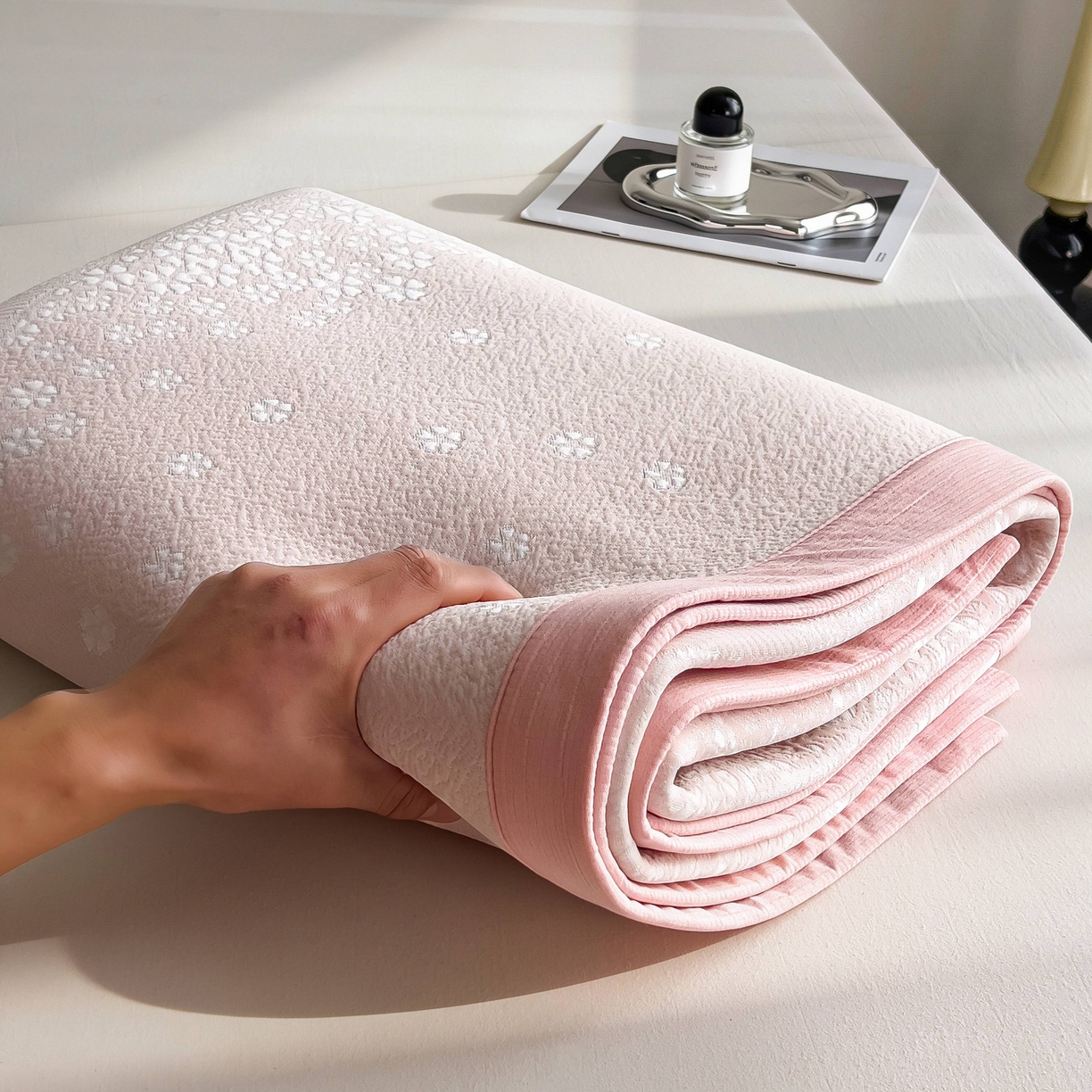 91家纺网 家纺一手货源 找家纺 孩子王家纺 2026春夏新款PE乙纶学生宿舍高克重凉感值过0.21冰豆豆席凉感席子凉席席子 花园蜜裸粉 床单款