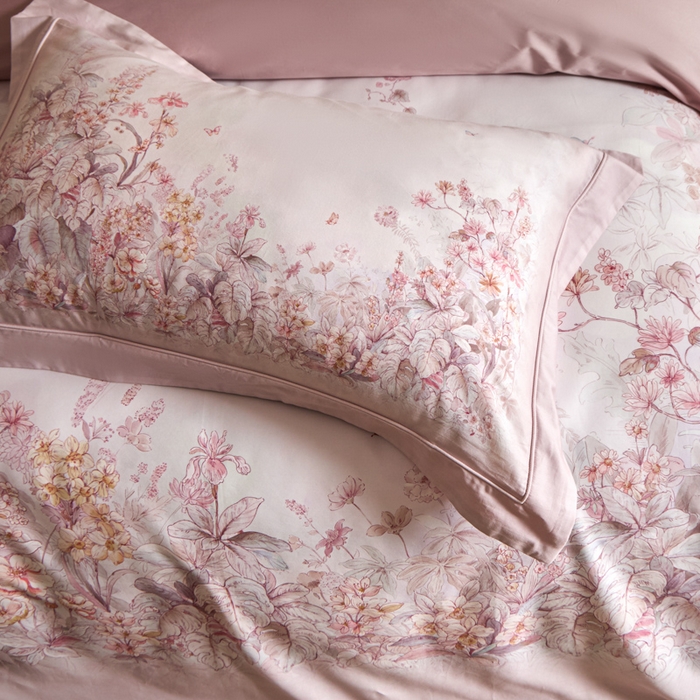 91家纺网 家纺一手货源 找家纺 U品汇 2026新品纯棉全棉平网大版数码印花四件套高端60支长绒棉贡缎埋绳宽边系列 轻烟蝶薇（豆沙粉）