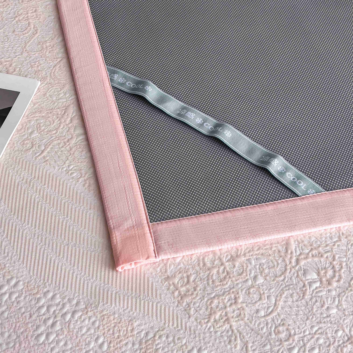 91家纺网 家纺一手货源 找家纺 孩子王家纺 2026春夏新款PE乙纶学生宿舍高克重凉感值过0.21冰豆豆席凉感席子凉席席子 花园蜜裸粉 床单款