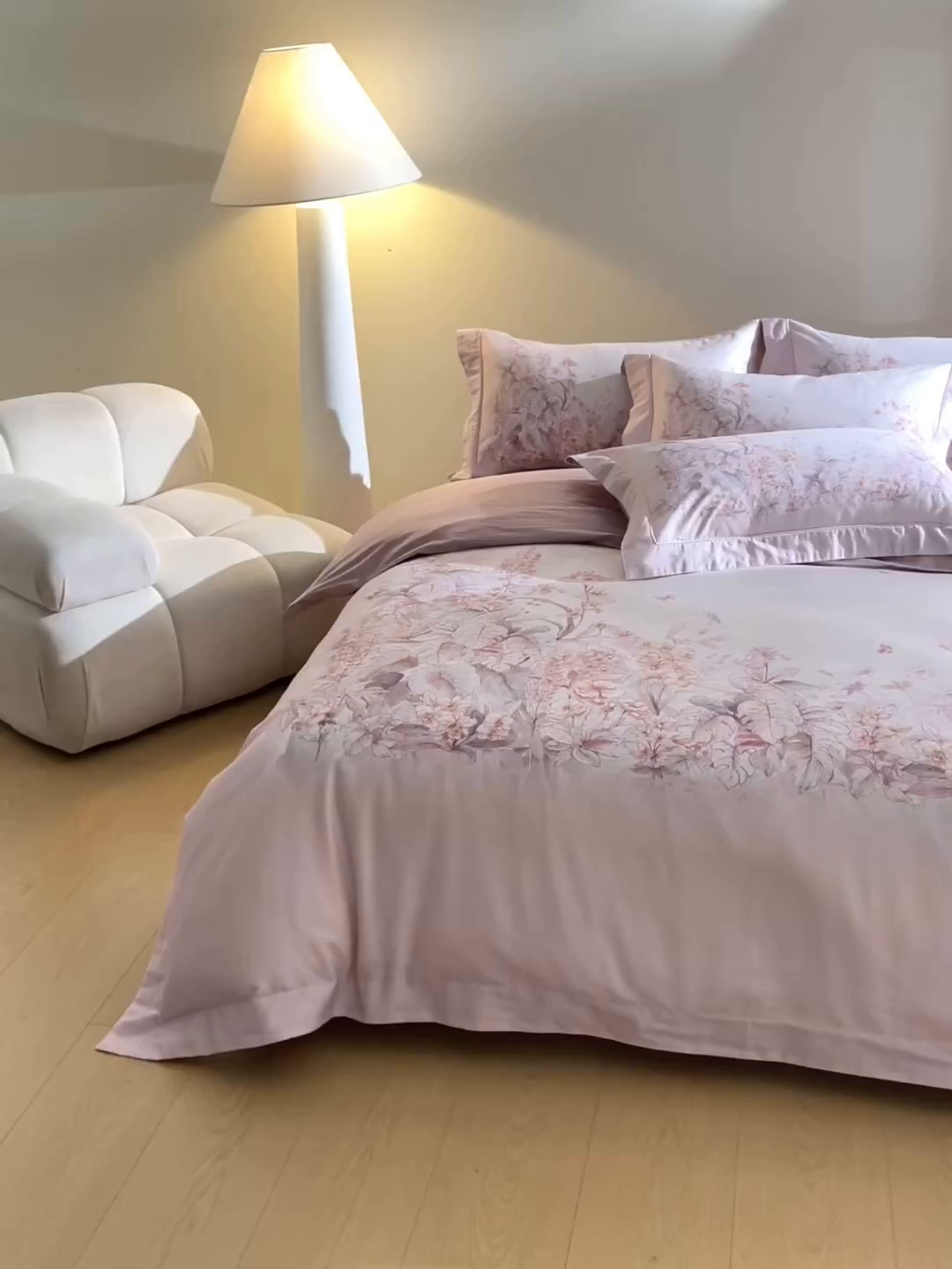 91家纺网 家纺一手货源 找家纺 U品汇 2026新品纯棉全棉平网大版数码印花四件套高端60支长绒棉贡缎埋绳宽边系列 轻烟蝶薇（豆沙粉）