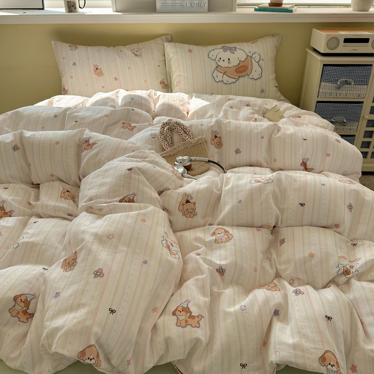 91家纺网 家纺一手货源 找家纺 耀悦家纺 2026新款双层纱全棉四件套大版枕套混搭款博主ins风格款纯棉四件套 cherry小奶狗