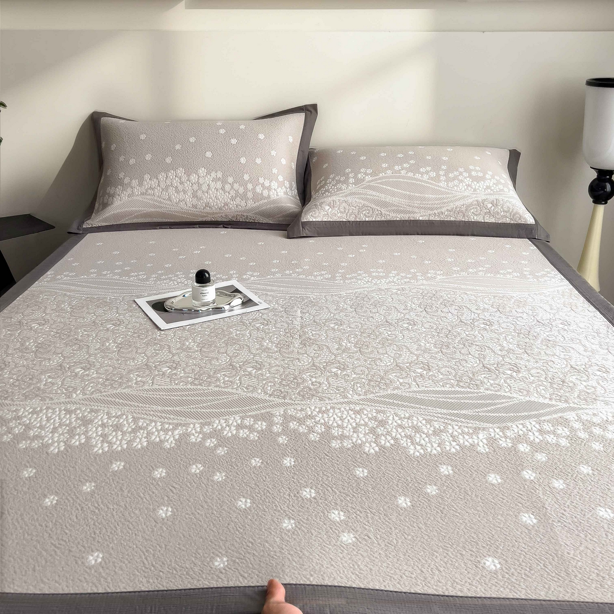 91家纺网 家纺一手货源 找家纺 孩子王家纺 2026春夏新款PE乙纶学生宿舍高克重凉感值过0.21冰豆豆席凉感席子凉席席子 花园奶酪咖 床单款