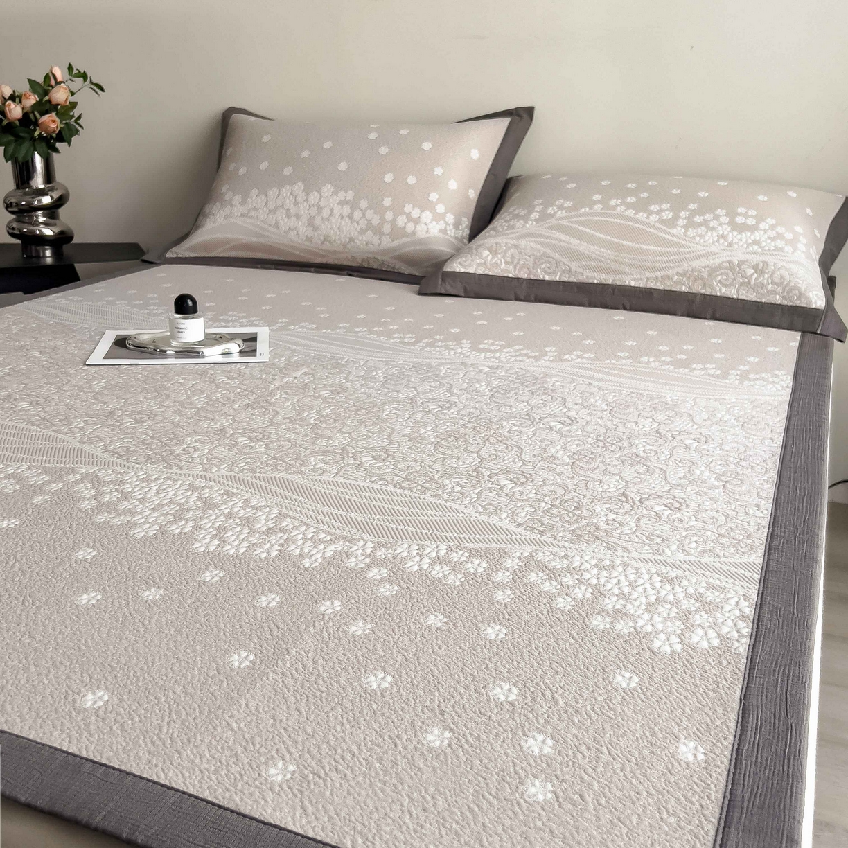 91家纺网 家纺一手货源 找家纺 孩子王家纺 2026春夏新款PE乙纶学生宿舍高克重凉感值过0.21冰豆豆席凉感席子凉席席子 花园奶酪咖 床单款