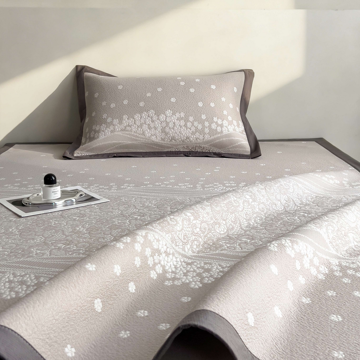 91家纺网 家纺一手货源 找家纺 孩子王家纺 2026春夏新款PE乙纶学生宿舍高克重凉感值过0.21冰豆豆席凉感席子凉席席子 花园奶酪咖 床单款