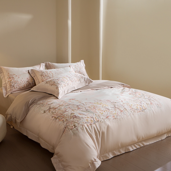 91家纺网 家纺一手货源 找家纺 U品汇 2026新品纯棉全棉平网大版数码印花四件套高端60支长绒棉贡缎埋绳宽边系列 轻烟蝶薇（米）