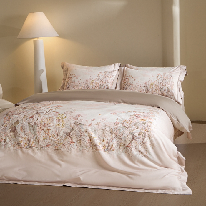 91家纺网 家纺一手货源 找家纺 U品汇 2026新品纯棉全棉平网大版数码印花四件套高端60支长绒棉贡缎埋绳宽边系列 轻烟蝶薇（米）