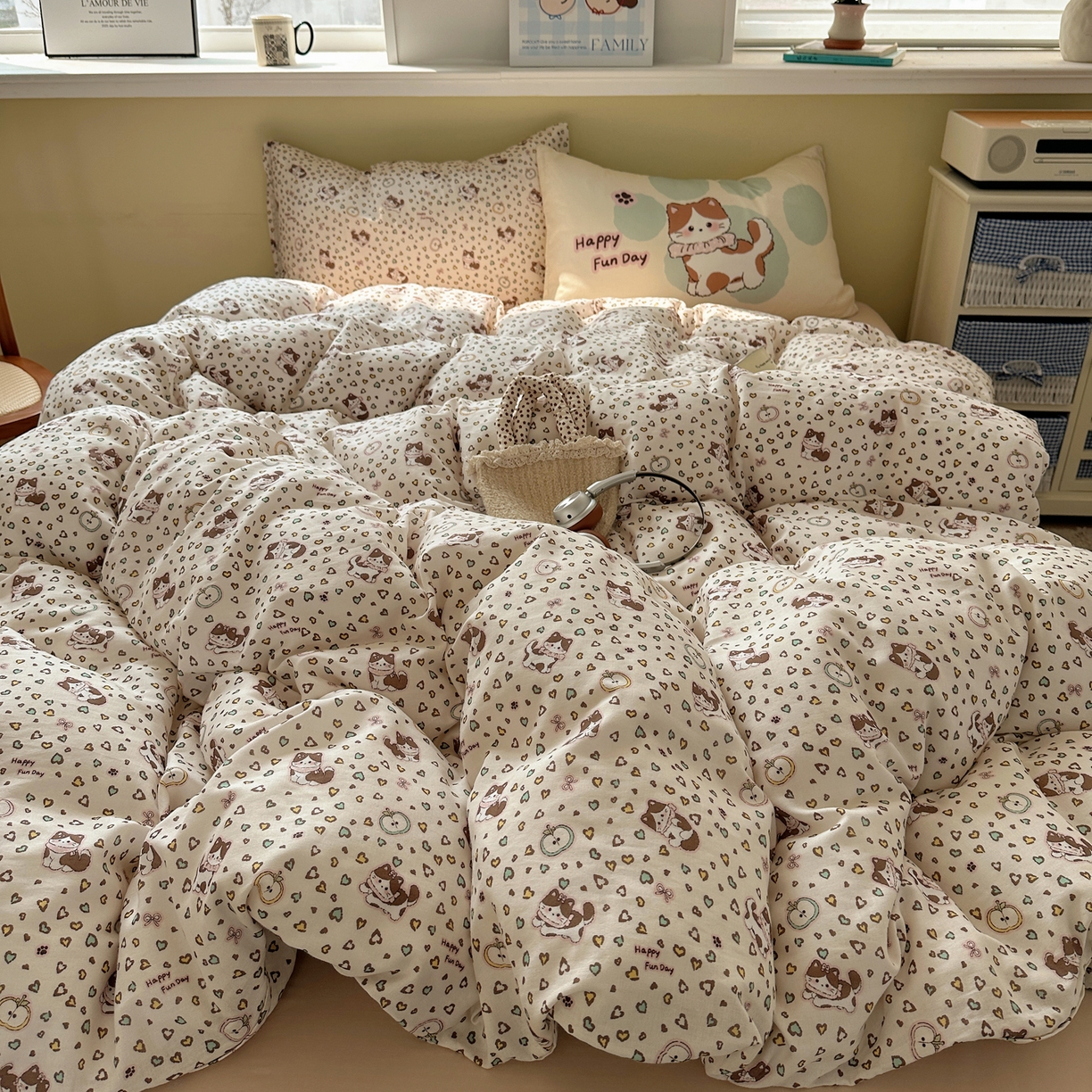 91家纺网 家纺一手货源 找家纺 耀悦家纺 2026新款双层纱全棉四件套大版枕套混搭款博主ins风格款纯棉四件套 combo苹果猫