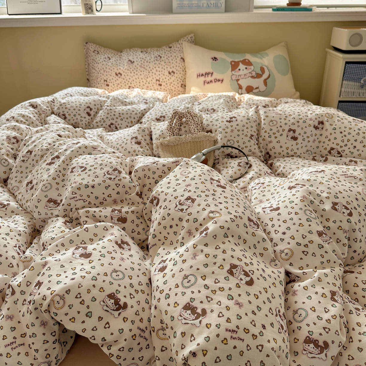 91家纺网 家纺一手货源 找家纺 耀悦家纺 2026新款双层纱全棉四件套大版枕套混搭款博主ins风格款纯棉四件套 combo苹果猫